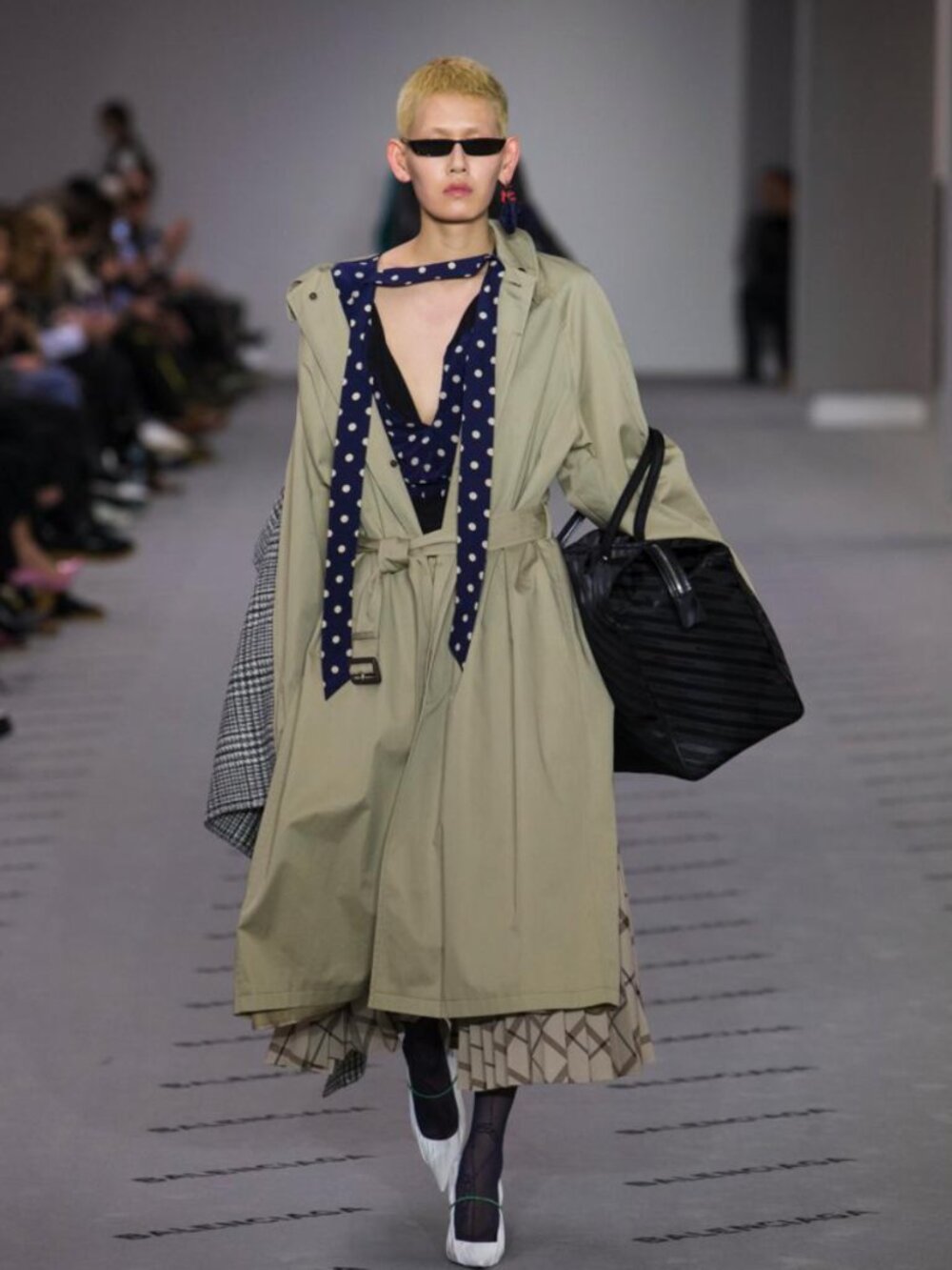 $1350 Balenciaga FW 2017 Blue Ivory Polka Dot Oversize Blouse Button Top sz 4/36